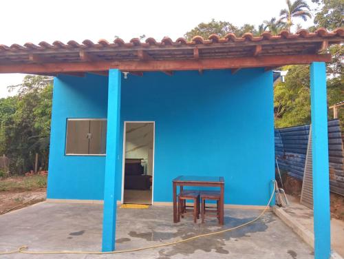 帕苏斯Casa Azul的蓝色的房子,里面设有桌子和椅子