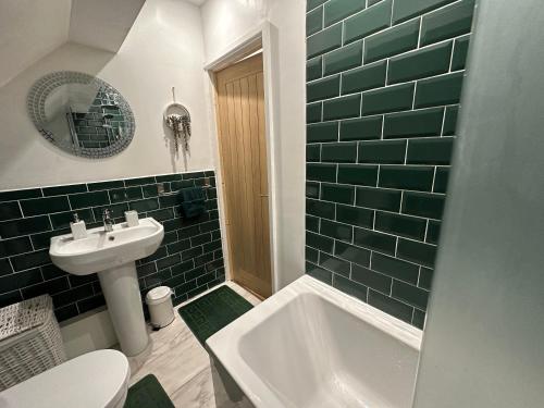 诺丁汉Charming 3-Bed Home Minutes From City Centre的浴室配有卫生间、盥洗盆和浴缸。