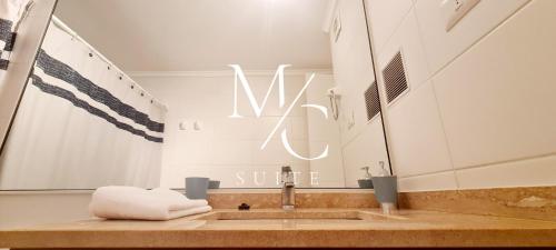 安托法加斯塔MC Suite - Centro的一间带水槽和镜子的浴室