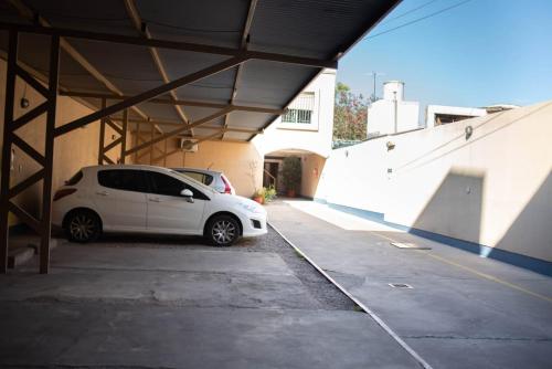瓜伊马延Hostel Los Andes的停车场的白色汽车