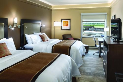 苏福尔斯艾洛斯泰酒店的酒店客房配有两张床和一张书桌