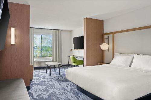 巴拉布Fairfield by Marriott Inn & Suites Baraboo的配有一张床和一张书桌的酒店客房