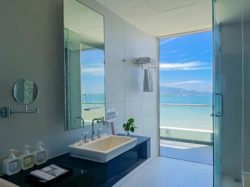 芽庄The Sea Luxury Nha Trang Apartment的设有带水槽的浴室,享有海景