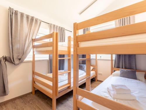 圣恩吉玛Chalet Arber in St Englmar with its own HotTube的客房设有两张双层床和一张床。