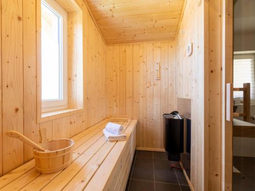 圣恩吉玛Chalet Arber in St Englmar with its own HotTube的木制桑拿浴室设有浴缸和窗户