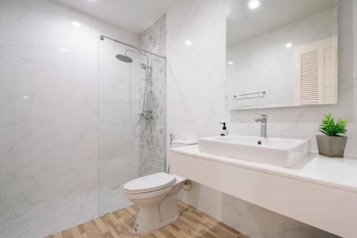 普吉镇Chao Wilai Residence I Naiyang Beach I HKT Airport的白色的浴室设有卫生间和水槽。