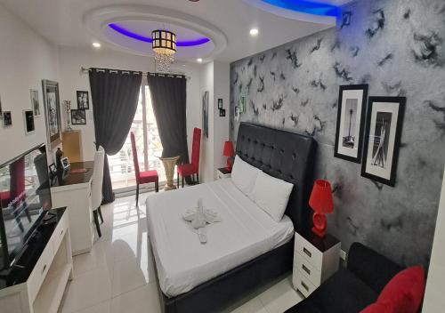 安吉利斯Studio at Kandi Palace near Walking street的一间卧室设有一张床和一间客厅。