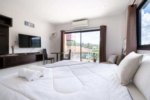 Ban Bo HanSD Residence I Naiyang Beach I HKT Airport的卧室设有一张大白色的床和大窗户