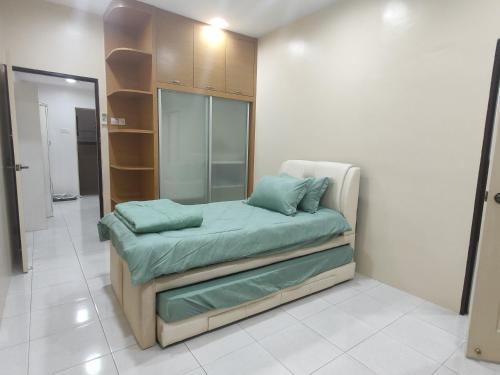 KaparKapar Nala 34A /3 Rooms/4-8 pax的配有绿色枕头的床的客房