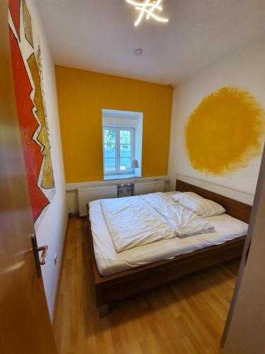 Goggitsch in SteiermarkFerienwohnung am Trausdorfberg - Rosenblick的一间卧室配有一张黄色墙壁的床
