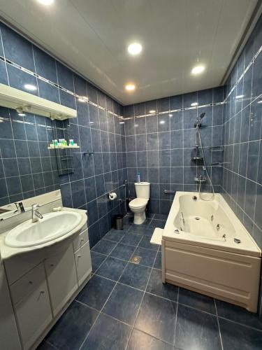 埃里温SS Hotel的带浴缸、盥洗盆和卫生间的浴室
