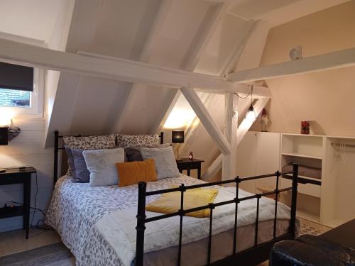 BoerschLe Nid de Birsa, 3 étoiles, hébergement de très bon confort的阁楼卧室配有床