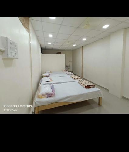 潘达尔普尔Shree Radhesh Bhakt Niwas的一间客房内设有四张床的房间