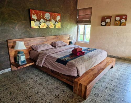 清迈Phoo Na Resort的一间卧室,床上有泰迪熊