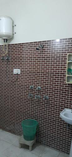 大诺伊达Balaji Guest House - Home Stay的一间带卫生间和水槽的浴室
