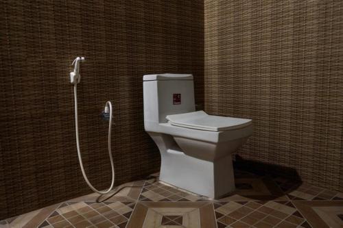 亨比LEO COMFORTS RIVER SIDE的带淋浴喷头的卫生间浴室