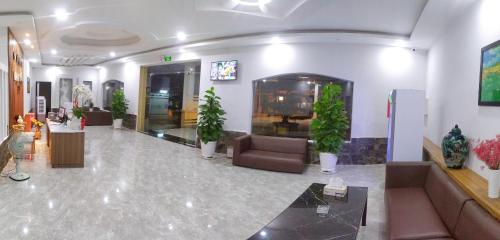 Xóm Phước MỹKhách sạn Khang Điền 2的大厅,在大楼里长沙发和植物