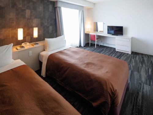 常滑市J - HOTEL RINKU - Vacation STAY 42902v的酒店客房设有两张床和电视。