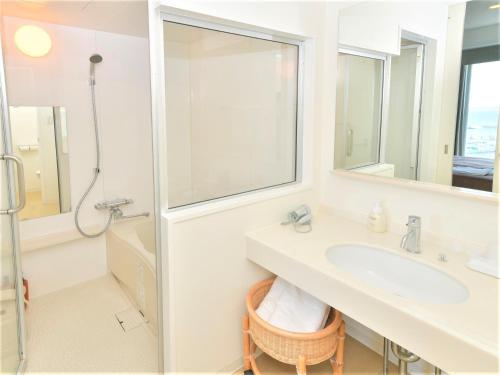常滑市J - HOTEL RINKU - Vacation STAY 42902v的一间带水槽和淋浴的浴室