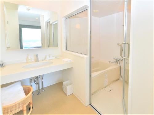 常滑市J - HOTEL RINKU - Vacation STAY 42900v的一间带水槽和淋浴的浴室