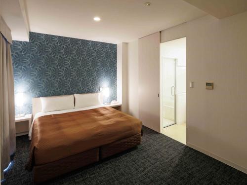 常滑市J - HOTEL RINKU - Vacation STAY 42908v的酒店客房,设有床和墙壁