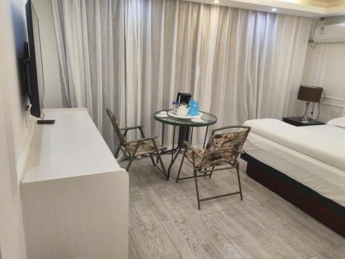 HofoaLATA HOTEL的酒店客房配有桌椅和一张床
