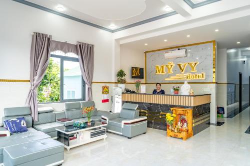 Tánh LinhHotel Mỹ Vy的带沙发和壁炉的客厅