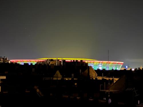 布达佩斯Rooftop City Residence的享有足球场的夜间景色