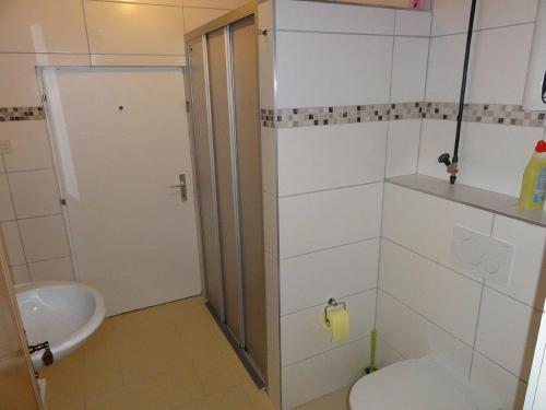 巴德米滕多夫Ferienhaus Reith的一间带卫生间和水槽的小浴室