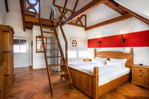 布尔格Zum Schlangenkönig的一间卧室配有一张木制双层床和梯子