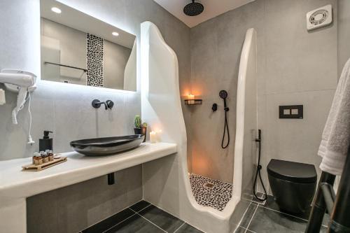纳克索乔拉Naxos Finest Hotel & Villas的一间带水槽和淋浴的浴室