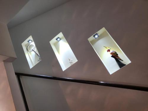 里巴斯卡班亚Vila Marija的浴室设有2个灯开关和镜子