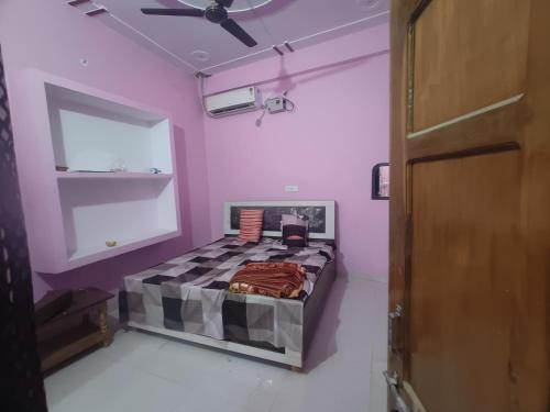 BamrauliDivine INN hotel and guest house的一间卧室设有一张紫色墙壁和天花板的床。