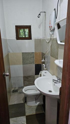 KalawanaHandunkanda Eco Resort的一间带卫生间和水槽的浴室