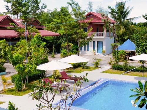 贡布Kampot Nature Villa Resort的一座别墅的形象,一座别墅,一座游泳池和一座房子