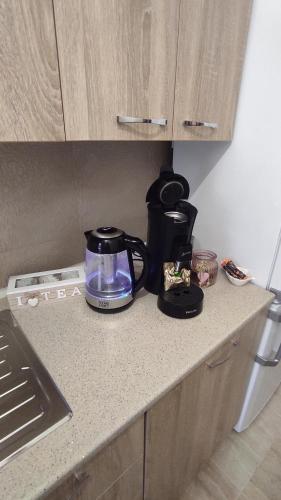 布拉索夫Noua Apartment的厨房的柜台上的咖啡壶