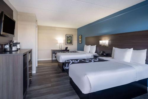 萨克拉门托北萨克拉门托拉昆塔旅馆的酒店客房设有两张床和电视。