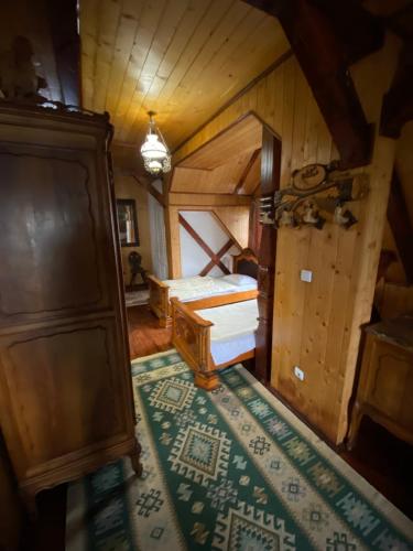 博尔沙Pensiunea Andrei的阁楼卧室配有床和地毯