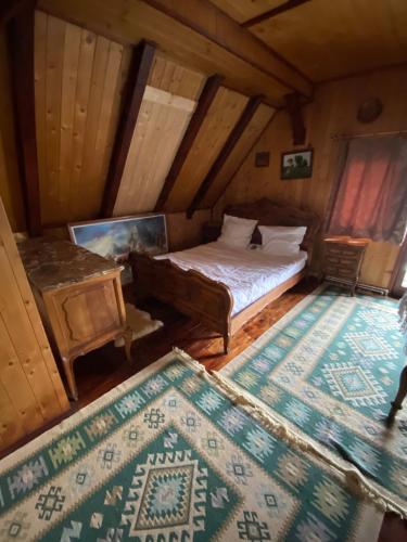 博尔沙Pensiunea Andrei的阁楼间配有床和桌子
