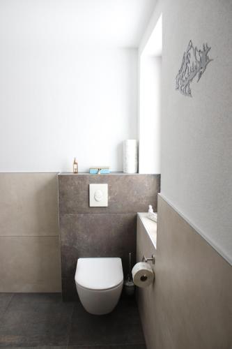斯拉德明Riverhaus的浴室配有白色卫生间和盥洗盆。
