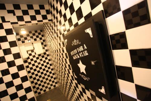 TaboadelaHotel Apartamentos Rock Star的浴室设有黑色的门,上面贴着标签