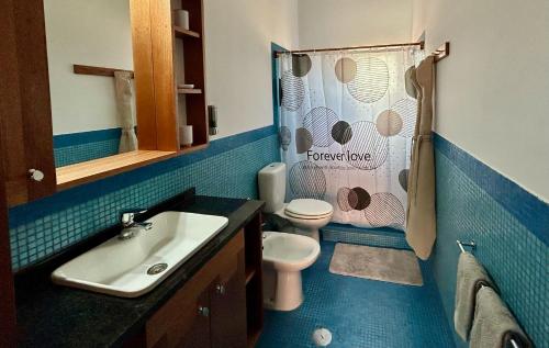 Calheta Do MaioPalombella - Stella Maris Exclusive的一间带卫生间和水槽的浴室