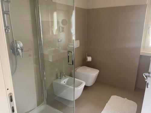 皮索涅Appartamento Goen的带淋浴、卫生间和盥洗盆的浴室
