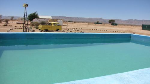 基特曼斯胡普Canyon Farmyard Camping的享有沙漠景色的空游泳池