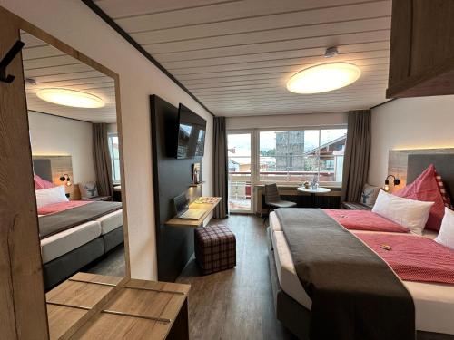 博尔斯特尔朗Ferienhotel Silberdistel garni的酒店客房设有两张床和窗户。