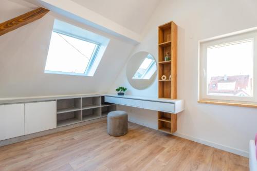 利戈尔塞姆Magnifique maison neuve的客房设有书桌和2扇窗户。