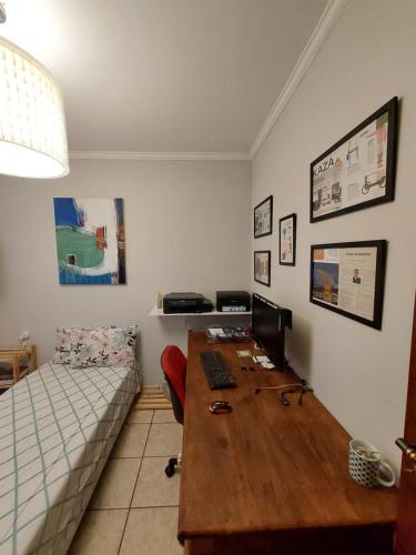 索罗卡巴Quando cama Solteiro的客房设有一张书桌、一台电脑和一张床