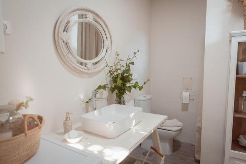 阿利坎特La Buena Sombra的白色的浴室设有水槽和镜子