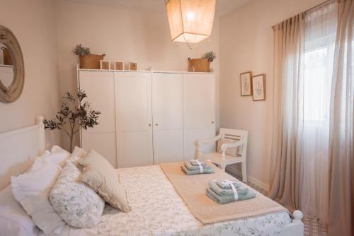 阿利坎特La Buena Sombra的一间卧室配有一张床,上面有两条毛巾