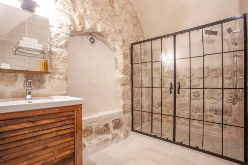 SavurHakkı Bey Konağı的带淋浴和盥洗盆的浴室